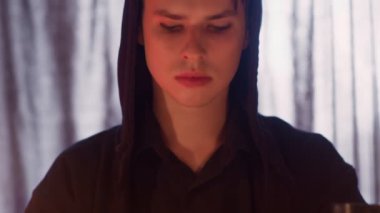 Okült tarot kartları okuyan erkek falcıya yakın çekim