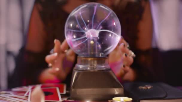 Close-up de cartomante realizando ritual e bola de cristal prevendo futuro — Vídeo de Stock