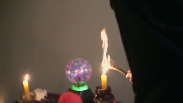 Um vidente masculino em um salão mágico acende incenso e coloca-o em xícara preta — Vídeo de Stock