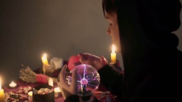Cartomante masculino realizando ritual com bola de cristal prevendo futuro — Vídeo de Stock