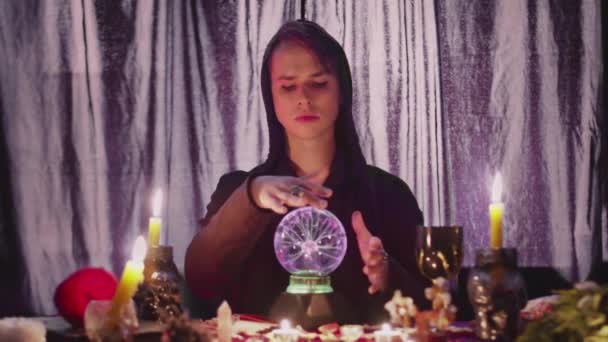 Male fortune teller performing ritual with crystal ball foreseeing future — Stock Video