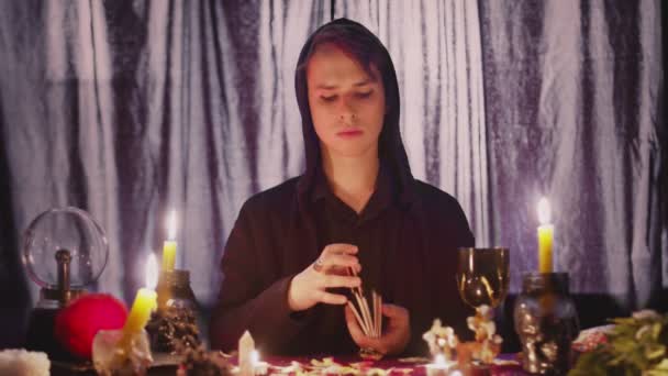 Männliche Wahrsagerin liest okkulte Tarotkarten. Magisches heidnisches Schicksalsleserritual. — Stockvideo