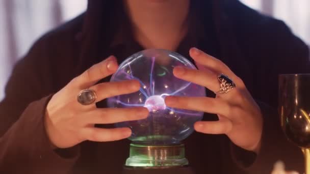 Gros plan de diseur de bonne aventure mâle jette un sort et effectue un rituel avec boule de cristal — Video