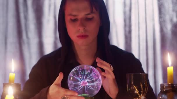 Detailní záběr mužské věštkyně provádějící rituál s křišťálovou koulí předvídající budoucnost — Stock video