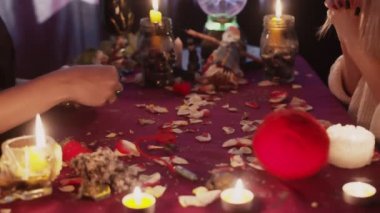 Tarot okuyucusu kart dağıtıyor, geleceği ve serveti okuyor. Okült, esrarengiz, kehanet ve büyücülük kavramı