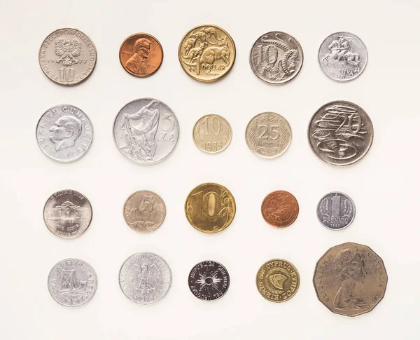 Sada mincí z různých zemí na bílém — Stock fotografie