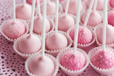 Tabakta, closeup pembe cakepops