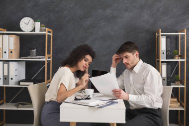 Genç arkadaşları birkaç modern ofiste çalışıyor