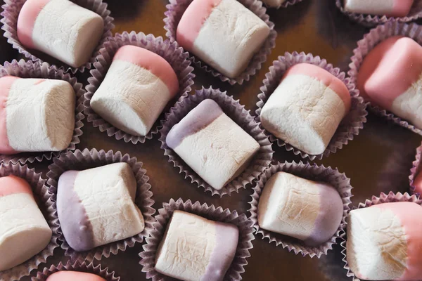 Розовый и фиолетовый зефир в шоколадном батончике — стоковое фото