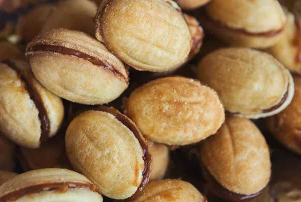 Biscuits en forme de noix au lait condensé, en gros plan — Photo