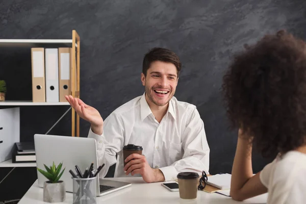 Zwei Geschäftspartner arbeiten in modernem Büro — Stockfoto