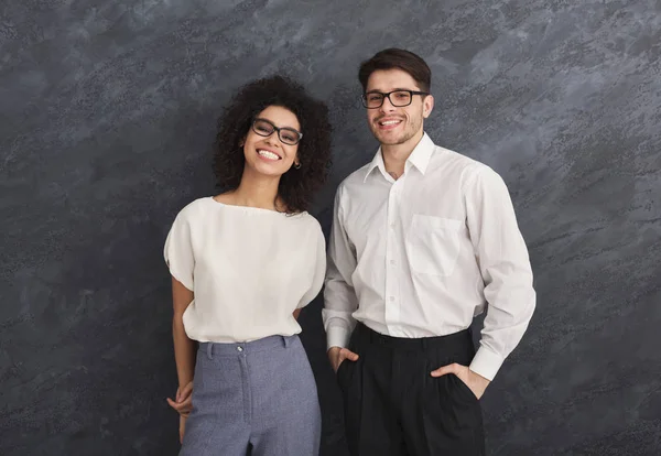 Feliz pareja de negocios sobre fondo gris — Foto de Stock