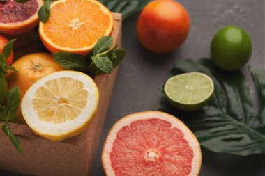 Olgun turuncu gri arka plan üzerinde çeşitli