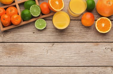 Olgun turuncu ahşap arka plan üzerinde çeşitli