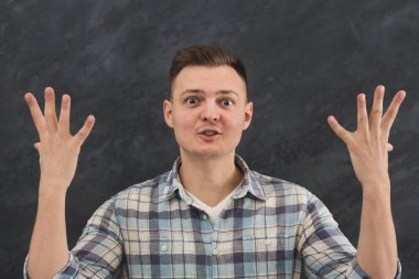 Tam güvensizlik kaldırdı elleriyle şok adam