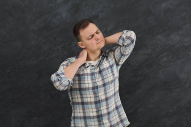 Mutsuz adam boyun veya omuz ağrısı acı