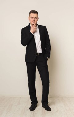 yakışıklı genç beyaz iş adamı