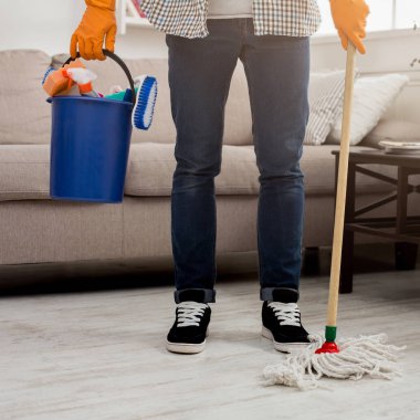 Tanınmayan adam evde temizlik