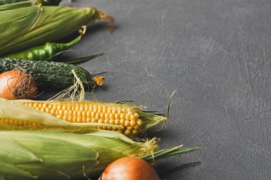 Tahta arka planda taze sebzeler