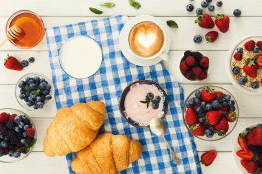Continental Kahvaltı croissants ve çilek damalı c ile