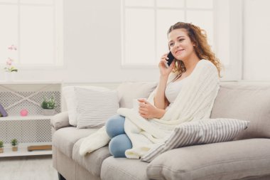 Rahat ev. Battaniye cep telefonu ile kız