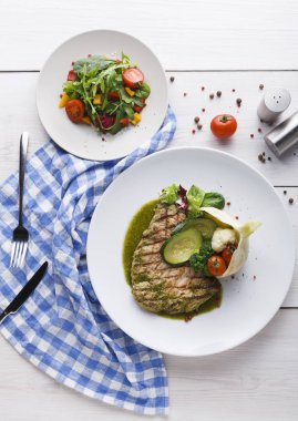 İştah açıcı ızgara biftek ve sağlıklı sebze salatası