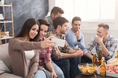 Gençler rahat kıyafetler içinde evde istirahat