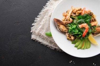 Sıcak salata ızgara deniz ürünleri düz ile yatıyordu