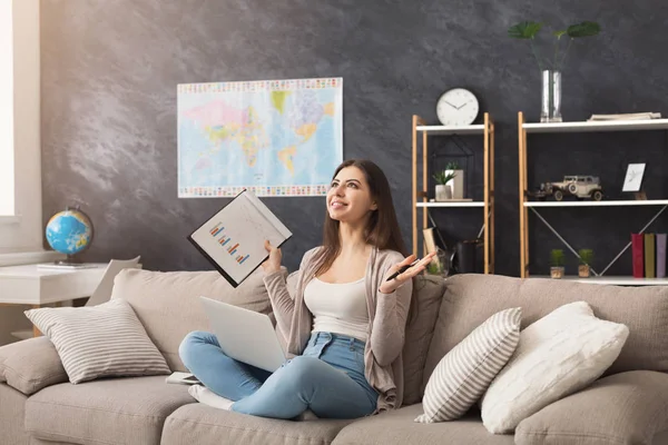 Mujer feliz trabajando en casa — Foto de Stock