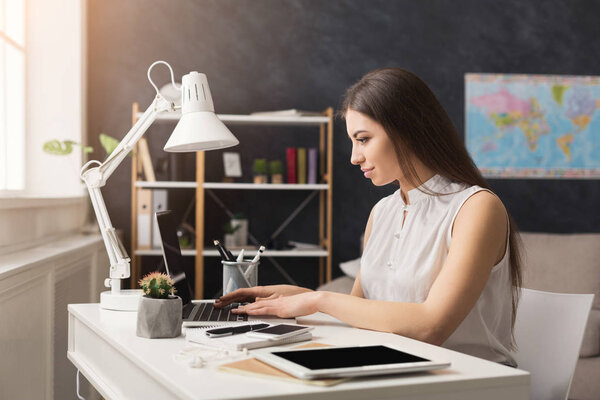 Молодой успешный турагент работает на ноутбуке
