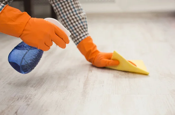 Onherkenbaar man reinigen van de vloer met doek — Stockfoto
