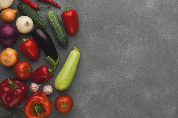 Fronteira de legumes frescos em fundo cinzento com espaço de cópia — Fotografia de Stock