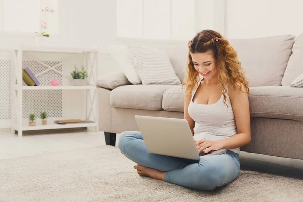 Giovane ragazza con computer portatile seduto sul pavimento — Foto Stock