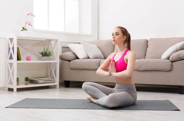 Vrouw opleiding yoga in lotus houding — Stockfoto