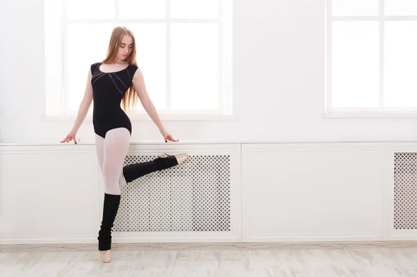 Bela bailarina fica perto da janela — Fotografia de Stock