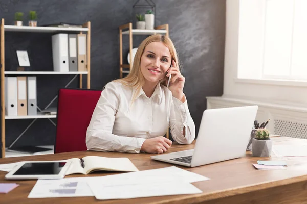 Parla d'affari, donna che consulta per telefono in ufficio — Foto Stock
