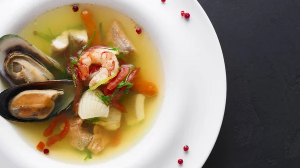Healthy delicatessen seafood soup of white fish, shrimps and mussels — Stock Image Healthy delicatessen seafood soup of white fish, shrimps and mussels Stock Picture