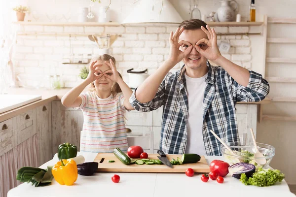 Küçük kız ve baba mutfakta yemek yaparken eğleniyor — Stok fotoğraf
