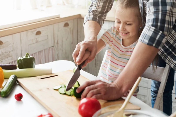 Küçük kız ve baba mutfakta yemek yaparken eğleniyor — Stok fotoğraf