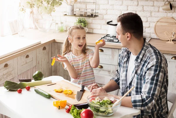 小さな女の子とお父さんの台所で料理をしながら楽しい時を過す — ストック写真