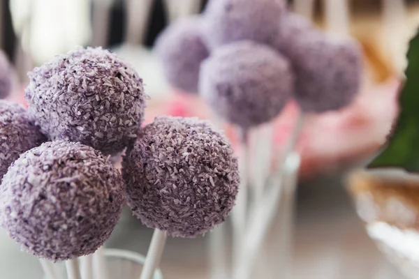 Lila cakepops på tallrik, närbild — Stockfoto