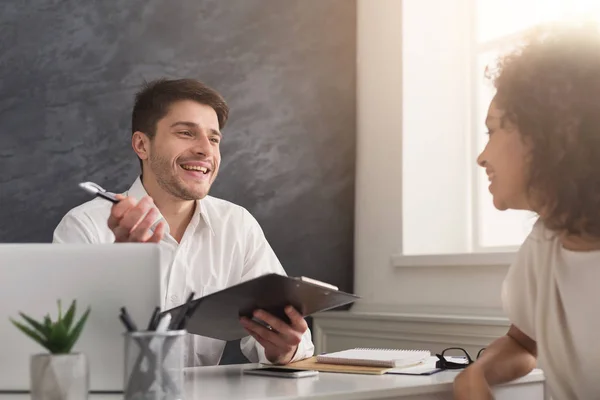 Par av unga kollegor arbeta på moderna kontor — Stockfoto