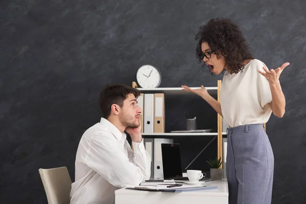 Paar junger Kollegen streitet im Büro — Stockfoto