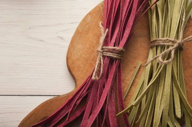 Mor ve yeşil fettuccine makarna odun yığını