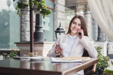 Evet açık havada genç iş kadını