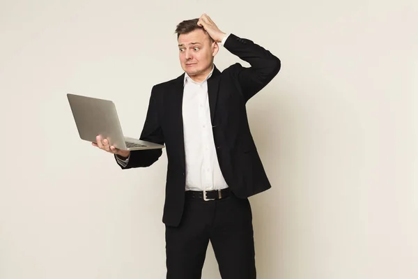 Decepcionado hombre de negocios caucásico utilizando ordenador portátil —  Fotos de Stock