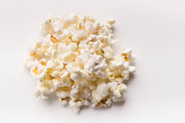 Popcorn haldy izolované na bílém pozadí — Stock fotografie