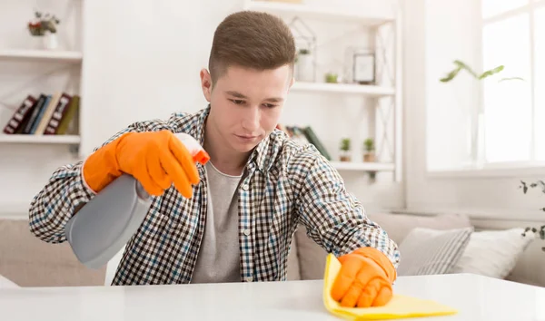 Joven limpiando casa con detergentes — Foto de Stock