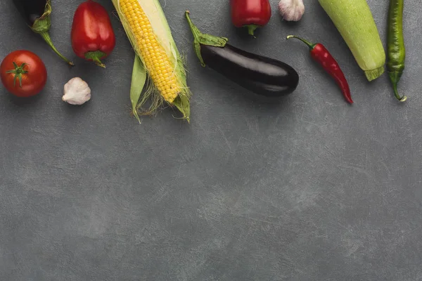 Fronteira de legumes frescos sobre fundo cinzento — Fotografia de Stock