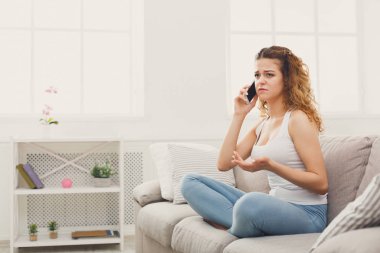 Rahat ev. Cep telefonu üzerinde konuşurken kız